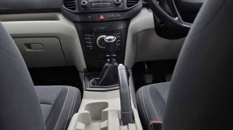  Mahindra XUV300 W6