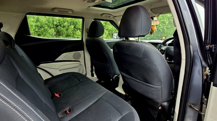  Mahindra XUV300 W6